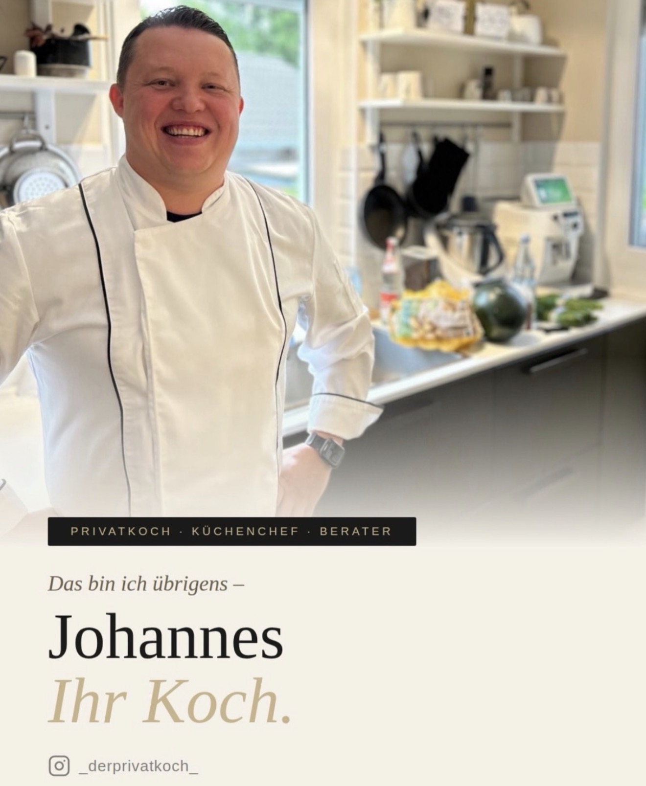 Johannes Deiss als Privatkoch in einer hellen Kueche.